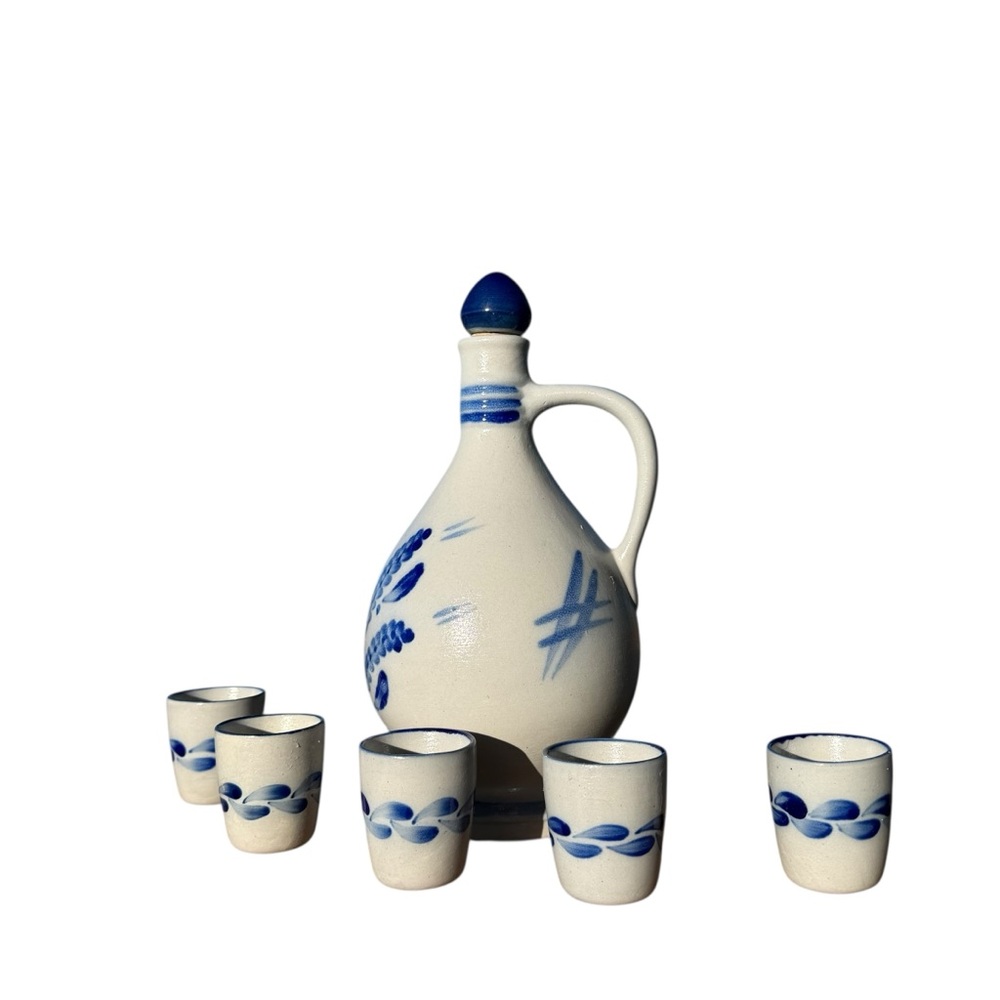 VINTAGE BLUE & WHITE STONEWARE DECANTER SET WITH FIVE CUPS - Picture 4 of 8